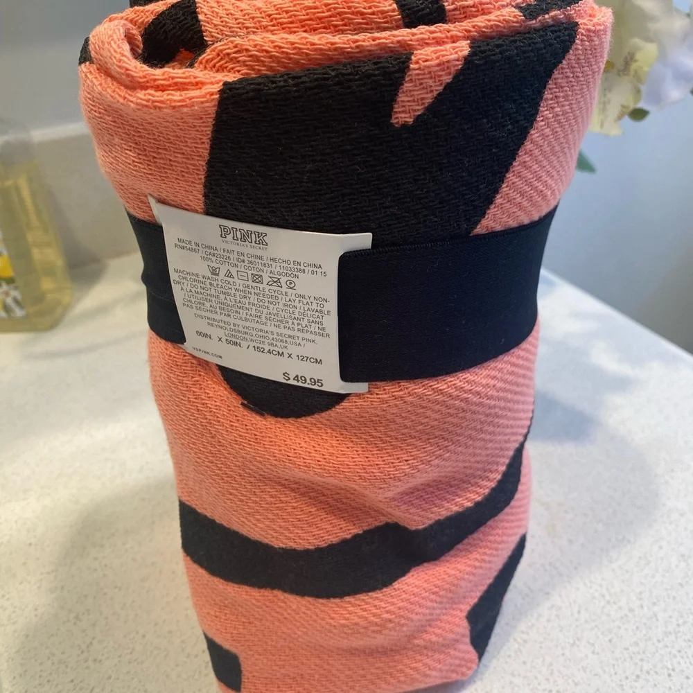 PINK by victoria secret..beach ⛱️🏝️🏖️blanket.New.not use.